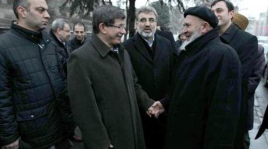 &Ccedil;orbacıda yapan Davutoğlu ve Yıldız vatandaşlarla sohbet etti