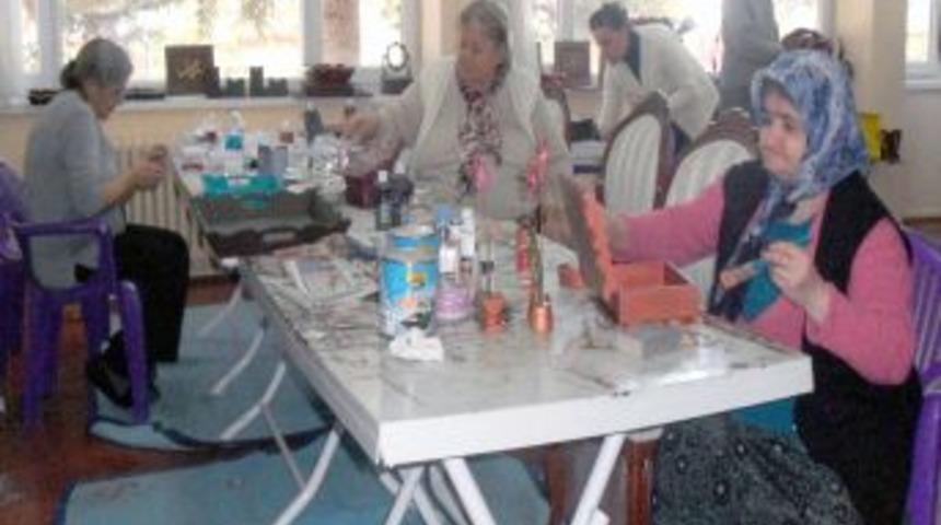 Huzurevi sakinleri hem eğleniyor hem &uuml;retiyor