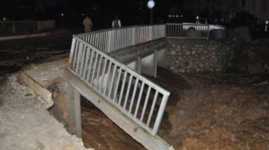 Taşkını g&ouml;r&uuml;nt&uuml;leyen gazeteciler, sel sularına g&ouml;m&uuml;ld&uuml;