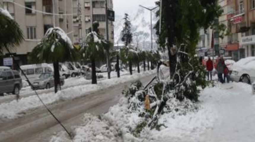 10 yıl sonra yağan kar Hatay&rsquo;da hayatı fel&ccedil; etti