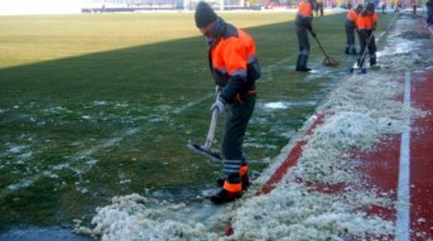 Galatasaraylı futbolcular, Eskişehir Atat&uuml;rk Stadı'nda zemin incelemesi yaptı