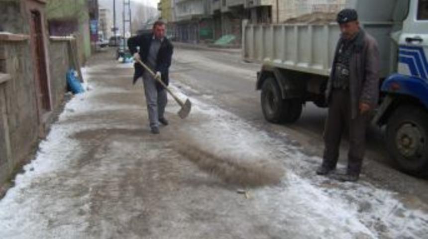 Buz tutan yol ve kaldırımlar tuzlanıyor