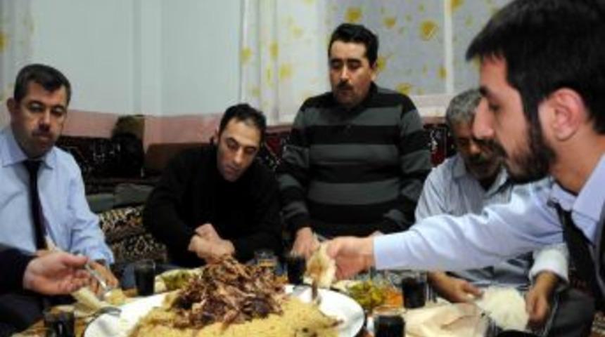 Samsun'un meşhur yemeği Tirit'i Vezirk&ouml;pr&uuml;l&uuml;ler hayır işinde kullanıyor