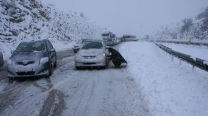 Yoğun kar sebebiyle Adana-Pozantı yolu trafiğe kapandı