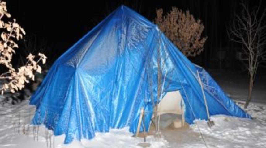 Yaşlı &ccedil;ift, &ccedil;adırda soğuktan donmak &uuml;zereyken hastaneye kaldırıldı