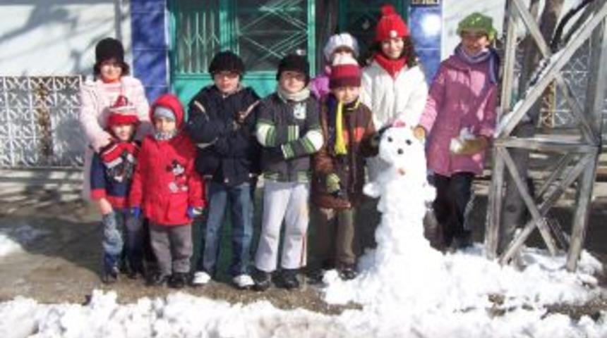 Burdur&rsquo;da &ouml;ğrenciler tatil ve kar sevincini birlikte yaşıyor