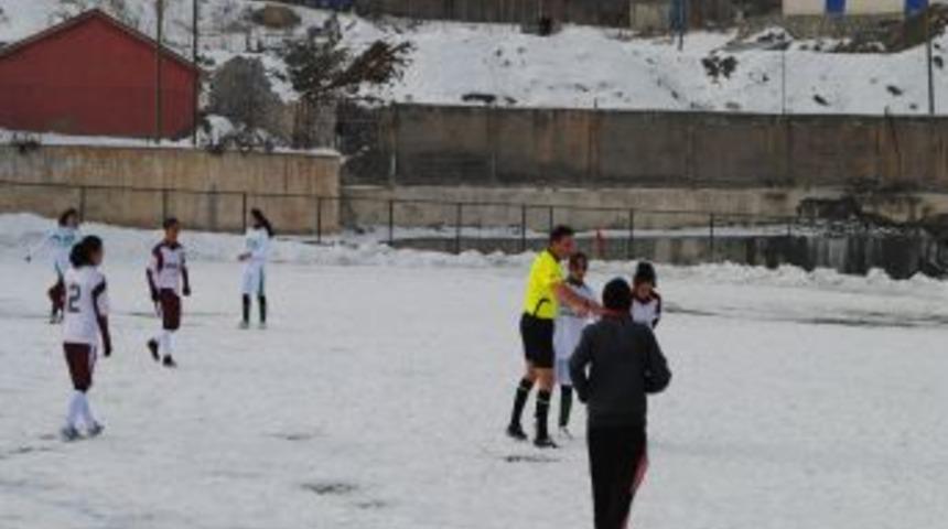 Hakkarig&uuml;c&uuml;, buzlu sahada farklı yendi