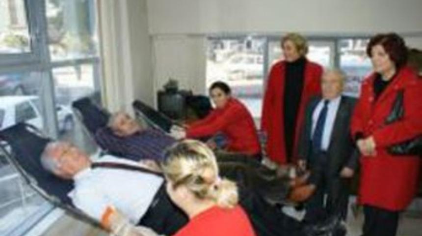 Mezitli Belediyesinden Kızılay'a kan bağışı