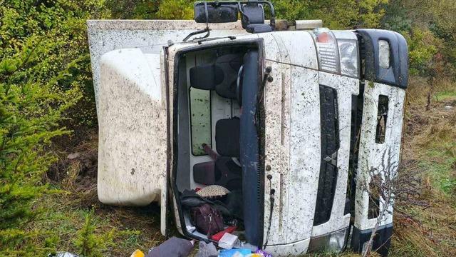 Bilecik’te kamyon takla atarak ormanlık alana devrildi: 2 yaralı