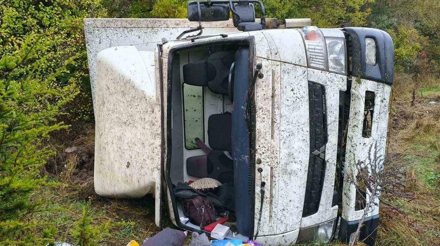 Bilecik&rsquo;te kamyon takla atarak ormanlık alana devrildi: 2 yaralı