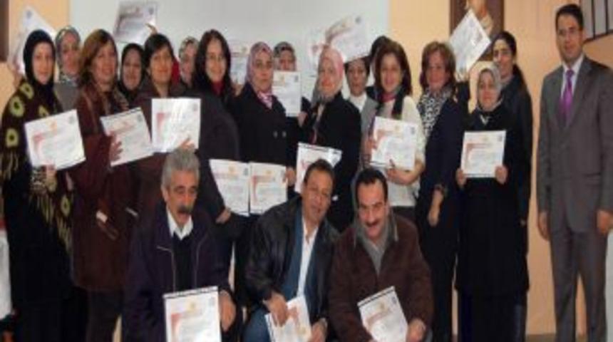 &Ccedil;ocukları ile daha iyi iletişim i&ccedil;in eğitim alan veliler, sertifikalarını aldı