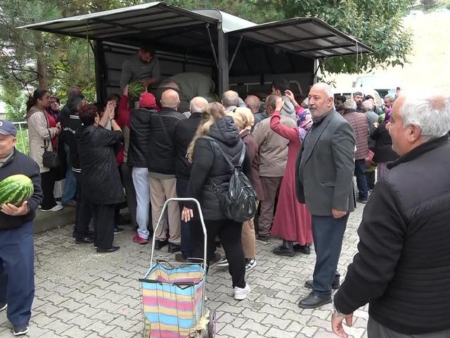 Bedava dağıttı, 5 dakikada bitti: 'B&ouml;yle satsaydık para koymaya yer bulamazdık'