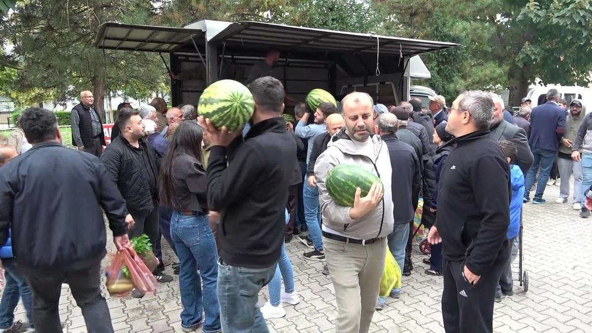 Bedava dağıttı, 5 dakikada bitti:  B&ouml;yle satsaydık para koymaya yer bulamazdık  1