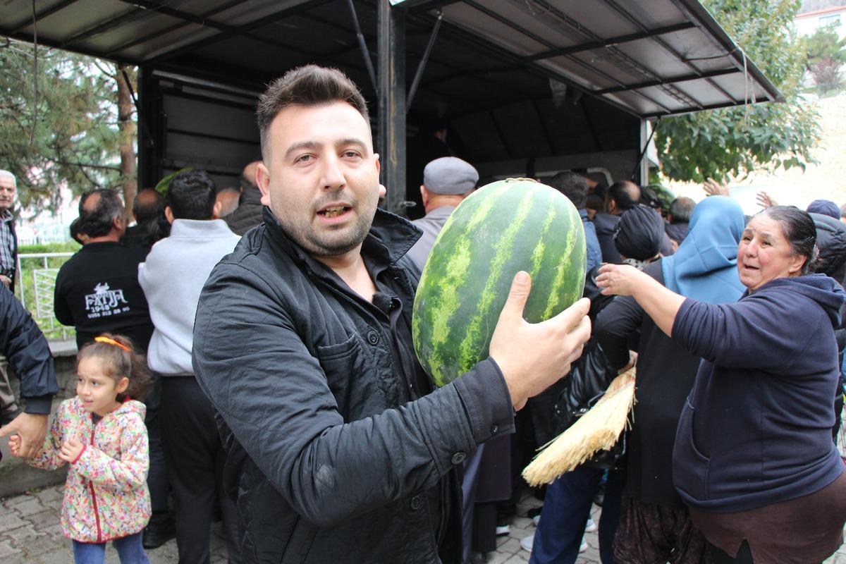 Bedava dağıttı, 5 dakikada bitti:  B&ouml;yle satsaydık para koymaya yer bulamazdık  2