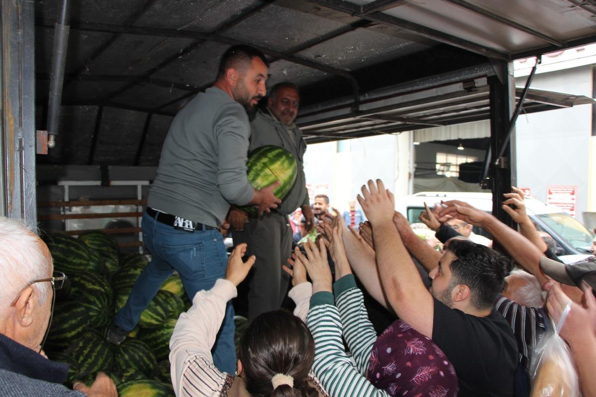 Bedava dağıttı, 5 dakikada bitti:  B&ouml;yle satsaydık para koymaya yer bulamazdık  4