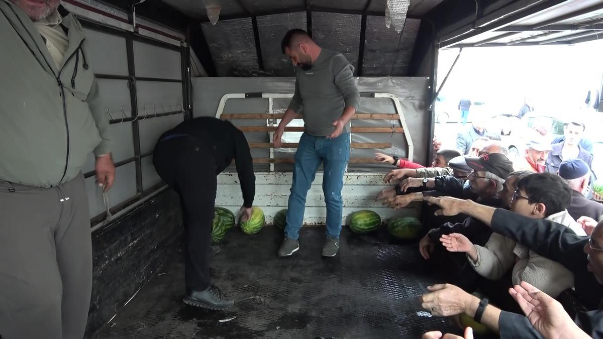 Bedava dağıttı, 5 dakikada bitti:  B&ouml;yle satsaydık para koymaya yer bulamazdık  5
