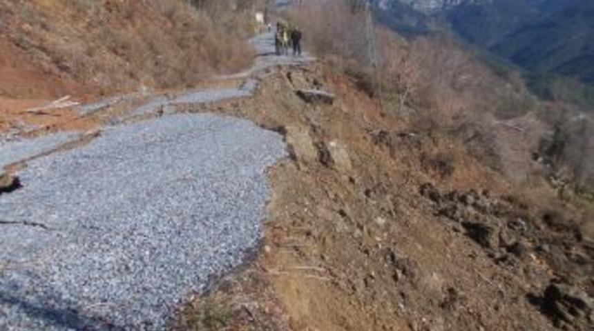 Antalya&rsquo;nın Alanya il&ccedil;esinde heyelan yol kapattı