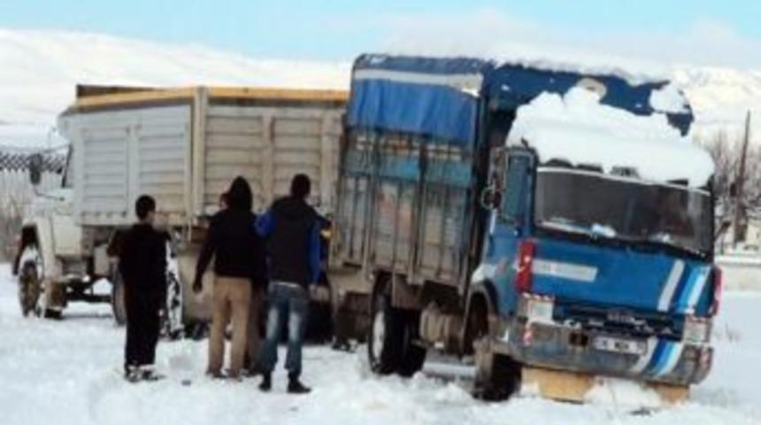 &Ccedil;ubuk'ta karla m&uuml;cadele devam ediyor