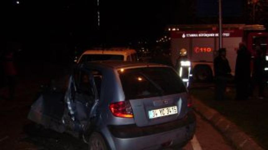 Ara&ccedil; kovalayan polis otosu otomobille &ccedil;arpıştı: 2 yaralı