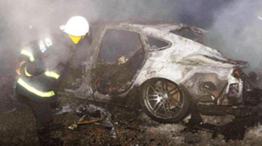İşadamı otomobilde yanarak can verdi