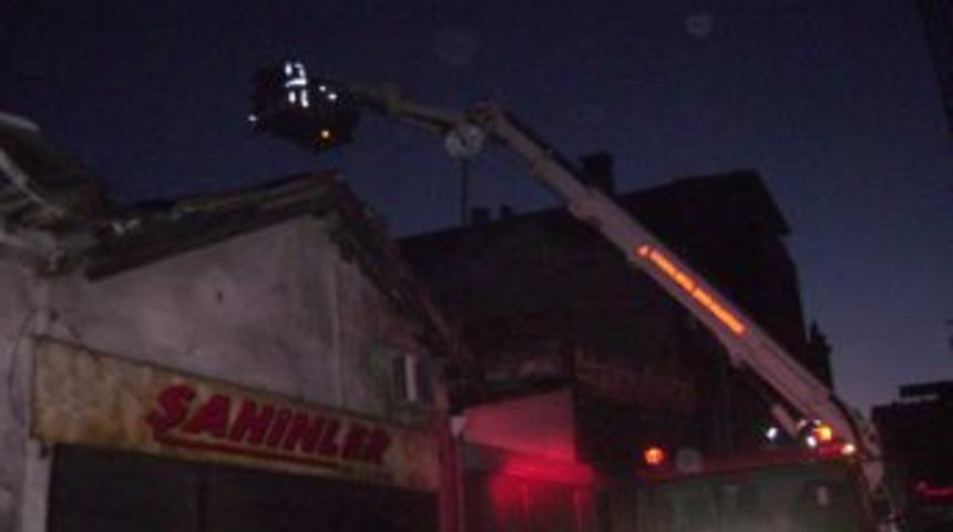 Fatih'te yangın: İtfaiye ekipleri 5 kişinin &ouml;ld&uuml;ğ&uuml;n&uuml; bildirdi