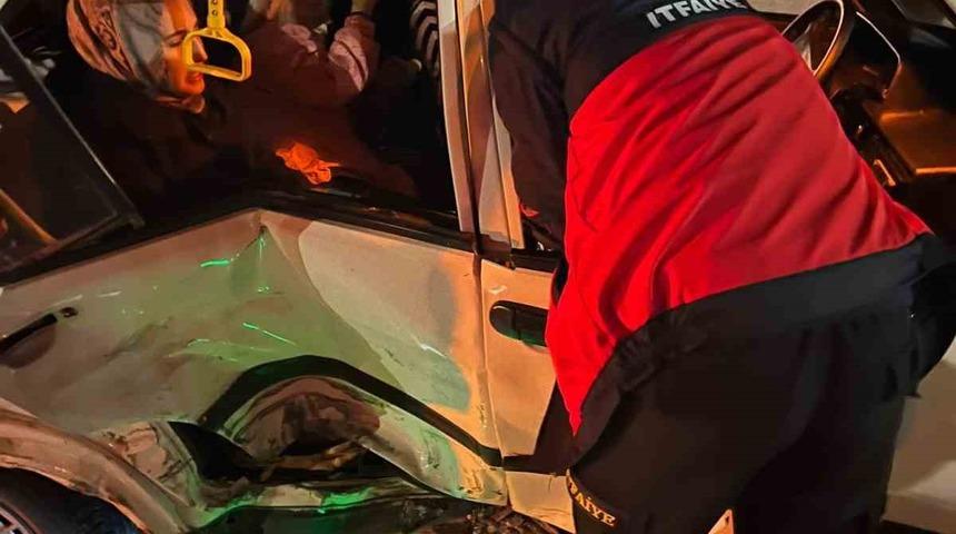 Van&rsquo;da otomobiller &ccedil;arpıştı: 3 yaralı