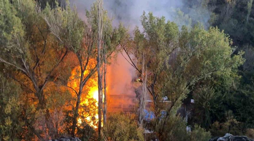 Bağ evindeki yangında piknik t&uuml;p&uuml; bomba gibi patladı