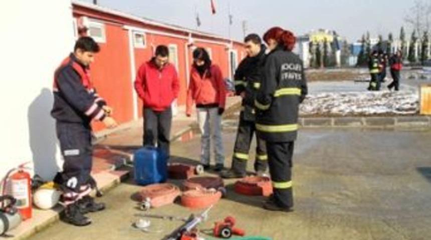 &Uuml;niversiteli g&ouml;n&uuml;ll&uuml;ler afetlerde umut olacak