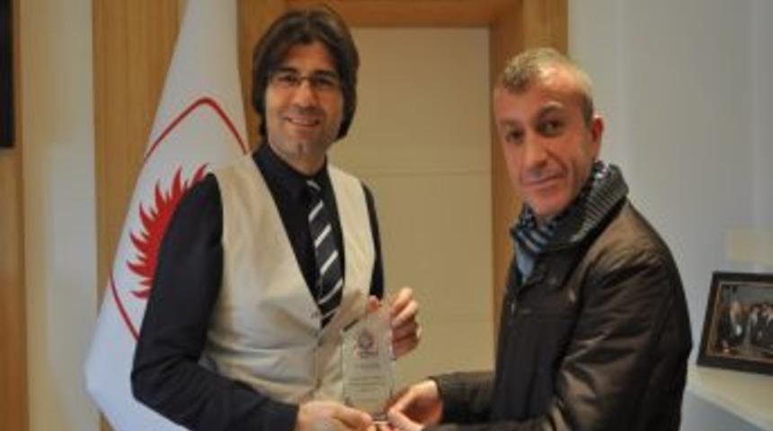 Taraftarlar Derneği&rsquo;nden &Ccedil;alık&rsquo;a plaket