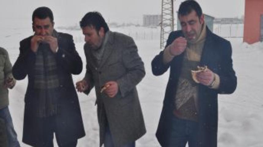 Kar &uuml;zerinde mangal keyfi