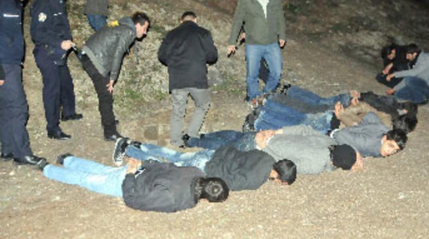 Bir metrelik &ccedil;ukurda 10 kişiyle esrar alemi