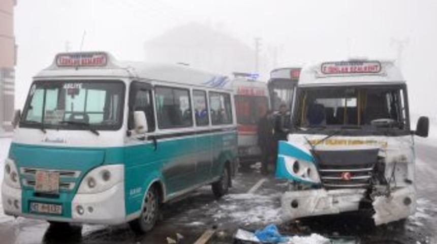 Konya&rsquo;daki zincirleme kazada 5 ara&ccedil; birbirine girdi