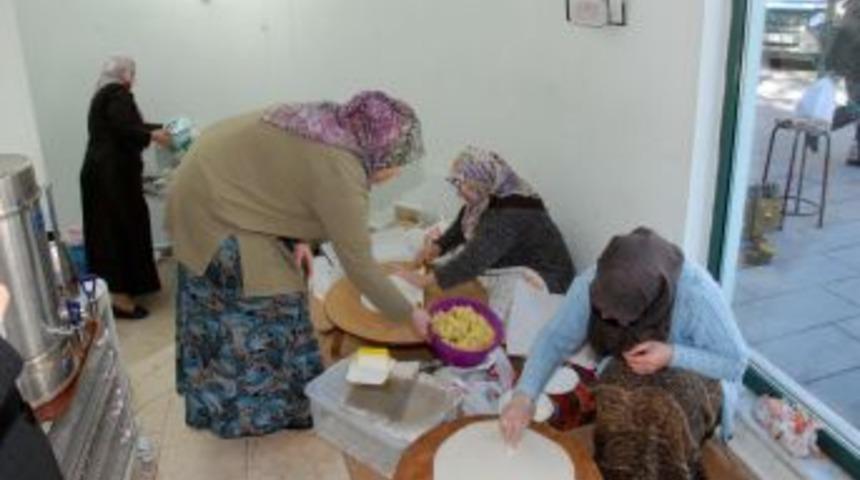 &Ouml;ğrencilere burs i&ccedil;in kermes d&uuml;zenlediler