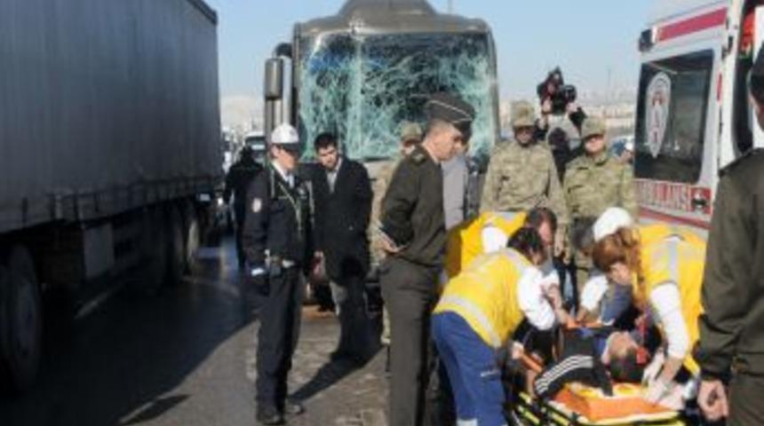 Cenazeye giden askeri t&ouml;ren mangası zincirleme kazaya karıştı: 20 yaralı