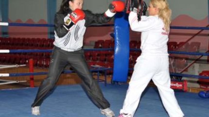 Liseli kız, boksta Altındağ'ın gururu oldu