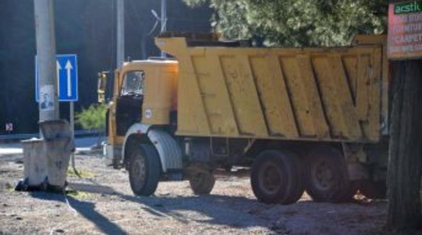 Freni boşalan kamyon &Ouml;l&uuml;deniz yolunda elektrik direğini devirdi