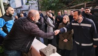 Abdullah &Ouml;zdemir Ey&uuml;psultan'da selden etkilenen vatandaşları ziyaret etti