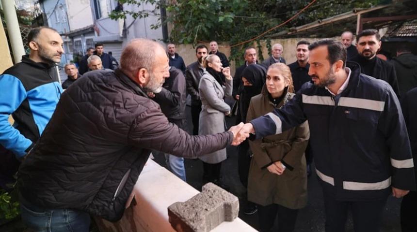Abdullah &Ouml;zdemir Ey&uuml;psultan'da selden etkilenen vatandaşları ziyaret etti