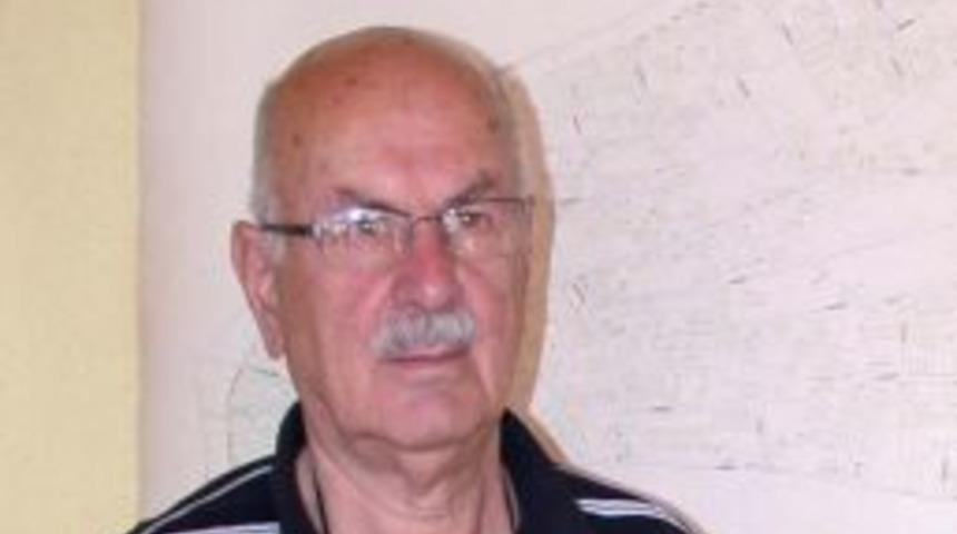 74 yaşındaki muhtar 36 yıldır pazar g&uuml;nleri bile mesai yapıyor