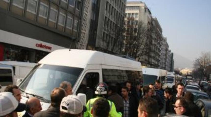 Servis&ccedil;iler, 'şehir merkezinde &ccedil;alışamıyoruz' diyerek eylem yaptı