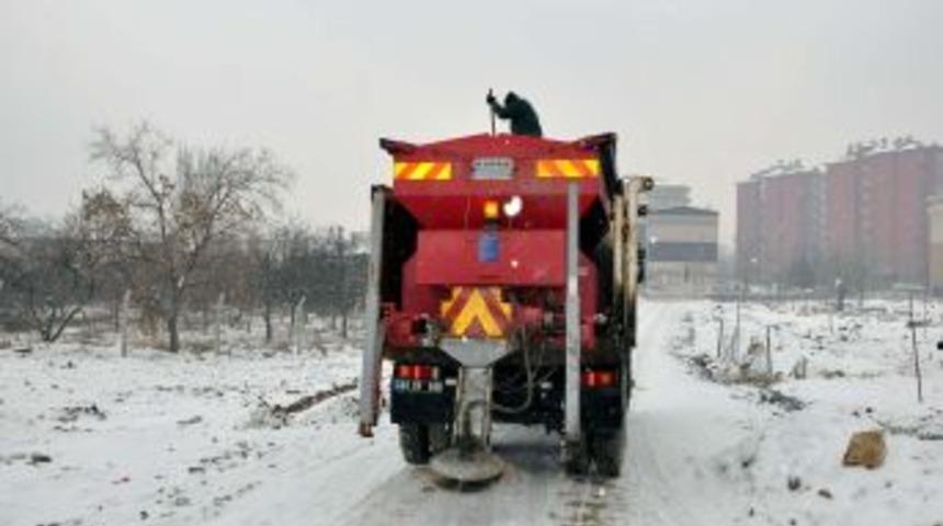 Malatya'da karla m&uuml;cadele ekipleri aralıksız &ccedil;alışıyor