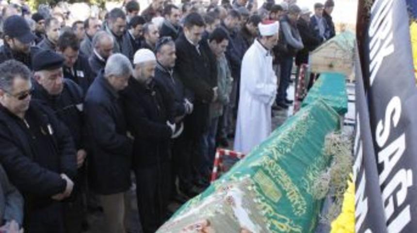 Bor&ccedil; sonucu yok olan aile toprağa verildi