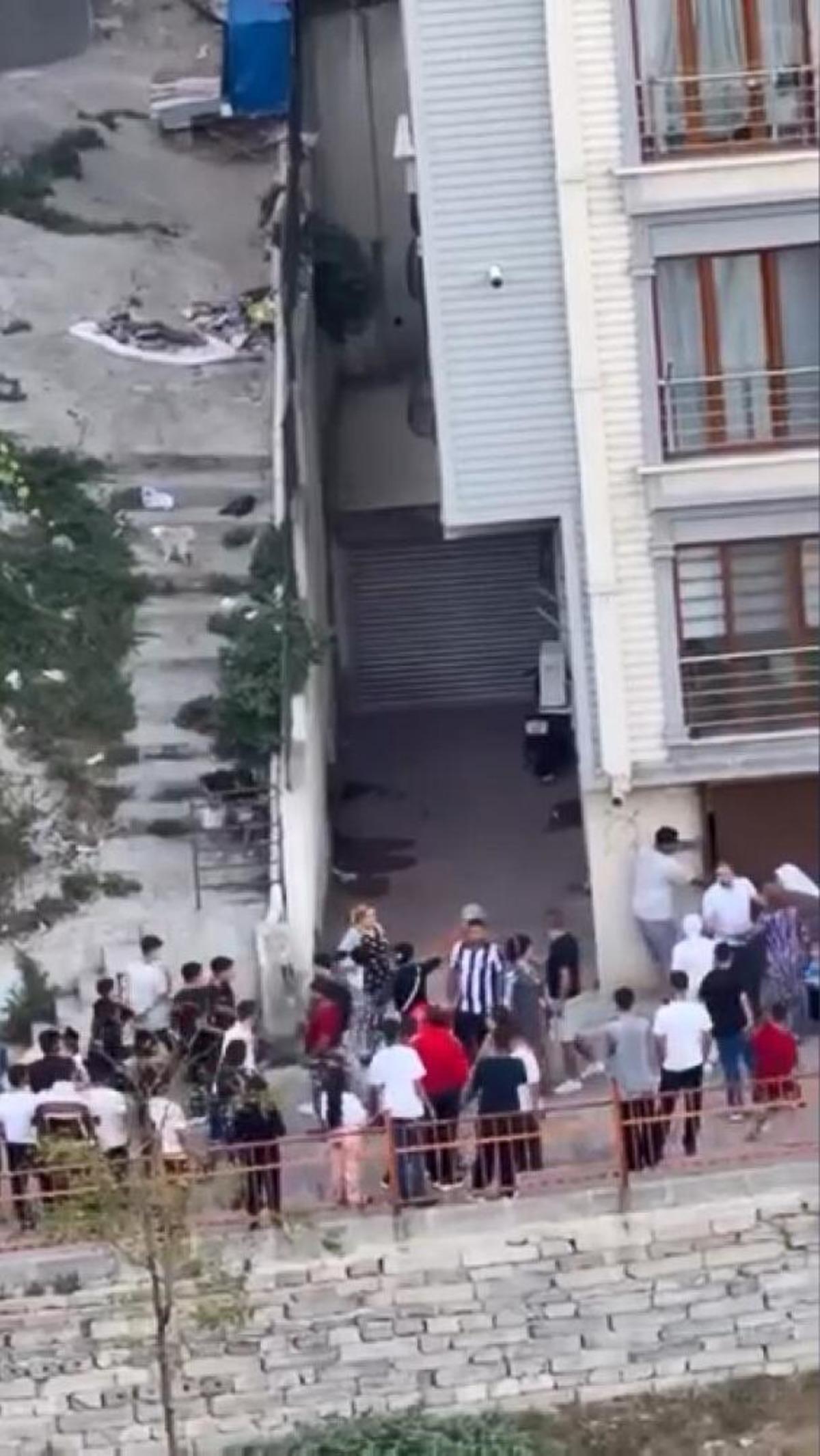 Kağıthane de 2 ş&uuml;pheli 4 &ccedil;ocuğu  Size kuş g&ouml;stereceğim  yalanıyla kandırmaya &ccedil;alıştı! Mahalleli sokağa d&ouml;k&uuml;ld&uuml; 3