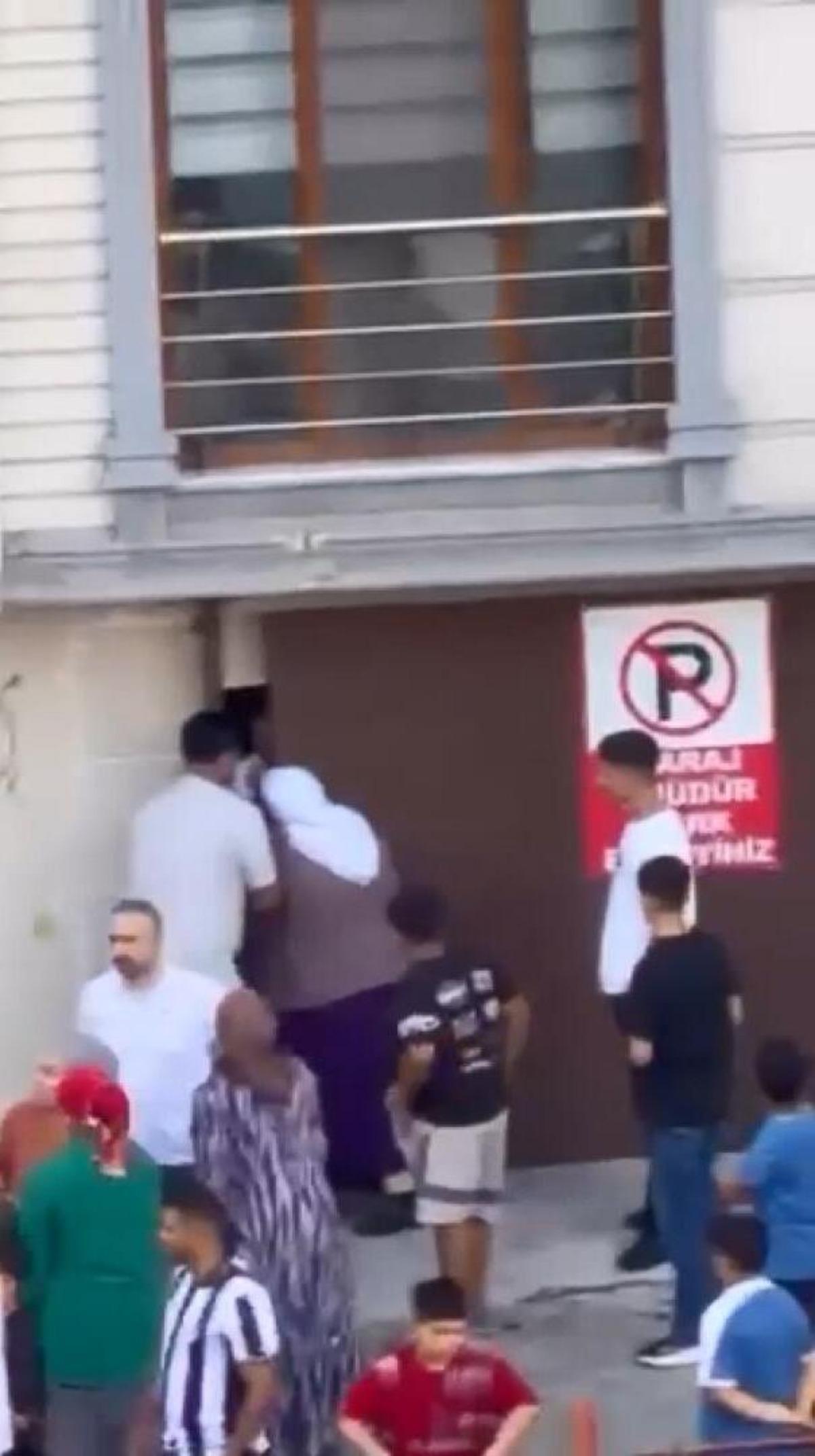 Kağıthane de 2 ş&uuml;pheli 4 &ccedil;ocuğu  Size kuş g&ouml;stereceğim  yalanıyla kandırmaya &ccedil;alıştı! Mahalleli sokağa d&ouml;k&uuml;ld&uuml; 2