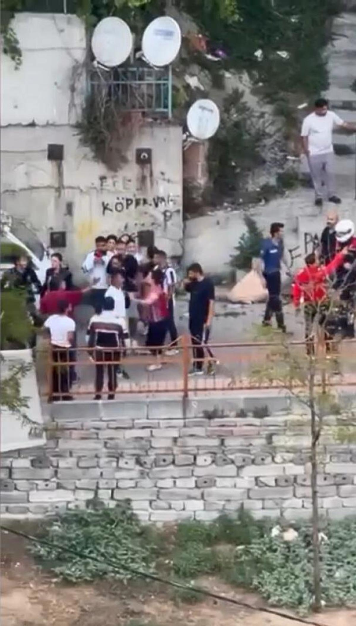 Kağıthane de 2 ş&uuml;pheli 4 &ccedil;ocuğu  Size kuş g&ouml;stereceğim  yalanıyla kandırmaya &ccedil;alıştı! Mahalleli sokağa d&ouml;k&uuml;ld&uuml; 1