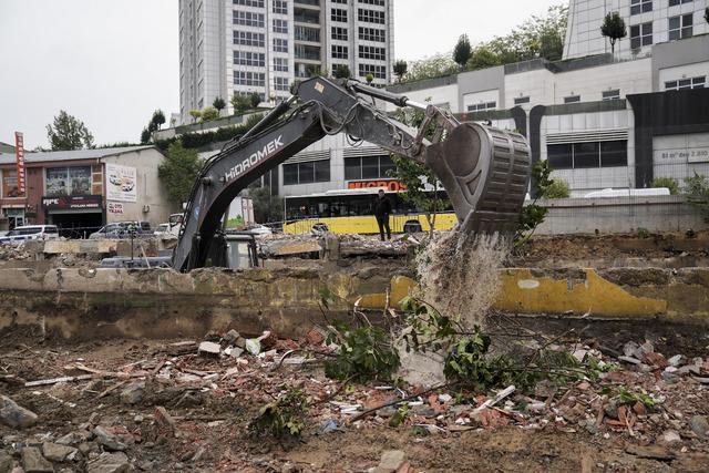 İstanbul da selden etkilenen Ayazağa da enkaz kaldırma çalışmaları sürüyor 4