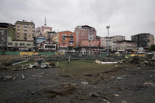 İstanbul da selden etkilenen Ayazağa da enkaz kaldırma çalışmaları sürüyor 3