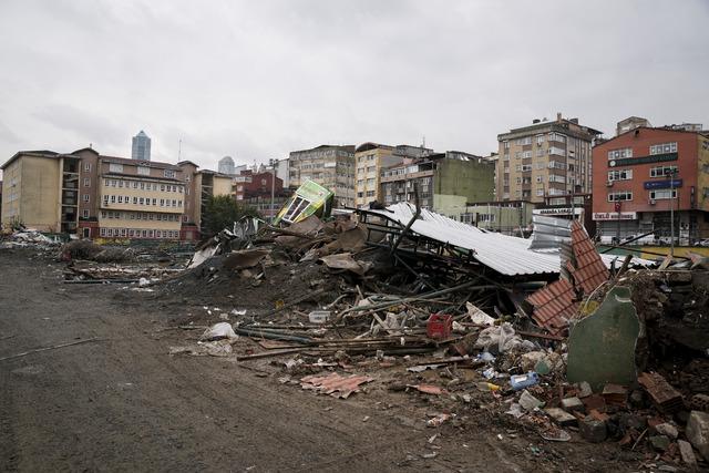 İstanbul da selden etkilenen Ayazağa da enkaz kaldırma çalışmaları sürüyor 2