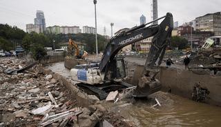 İstanbul'da selden etkilenen Ayazağa'da enkaz kaldırma &ccedil;alışmaları s&uuml;r&uuml;yor