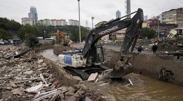 İstanbul'da selden etkilenen Ayazağa'da enkaz kaldırma &ccedil;alışmaları s&uuml;r&uuml;yor